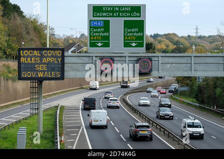 Cardiff, Galles, Regno Unito. 19/10/2020. Il traffico che viaggia verso sud a Cardiff sulla A470 è ricordato delle restrizioni in vigore a causa del Covid 19. Primo min Foto Stock