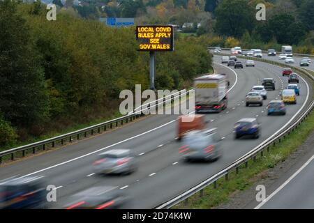 Cardiff, Galles, Regno Unito. 19/10/2020. Il traffico che viaggia verso est a Cardiff e oltre è ricordato alle restrizioni in vigore a causa del Covid 19. Foto Stock