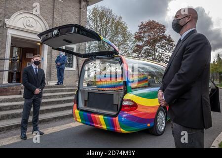 Londra, Regno Unito. 20 Ott 2020. Il colorato scrigno di Tony Bone arriva al crematorio Honor Oak. Bone, scomparso il 30 settembre di 64 anni, è stato un artista e popolare residente che vive e lavora a Lewisham per molti anni. Gli attuali servizi funerari nel Regno Unito ai sensi delle restrizioni del Covid-19 limitano la partecipazione di 20 persone. Credit: Guy Corbishley/Alamy Live News Foto Stock