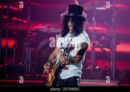 Copenaghen, Danimarca. 27 giugno 2017. La rock band americana Guns N’ Roses esegue un concerto dal vivo al Telia Parken di Copenhagen. Qui il chitarrista Slash è visto dal vivo sul palco. (Foto: Gonzales Photo - Lasse Lagoni). Foto Stock