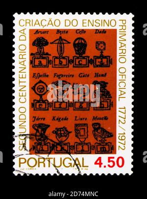 MOSCA, RUSSIA - 24 NOVEMBRE 2017: Un francobollo stampato in Portogallo mostra la pagina del primer per bambini, serie, circa 1973 Foto Stock