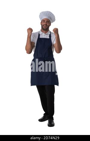 Cuoco maschio in grembiule e cappello che tiene i pugni isolati sopra ritratto studio a lunghezza intera su sfondo bianco Foto Stock