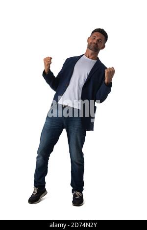 Vincitore di un giovane uomo d'affari che tiene i pugni isolati su sfondo bianco ritratto di studio a lunghezza intera Foto Stock