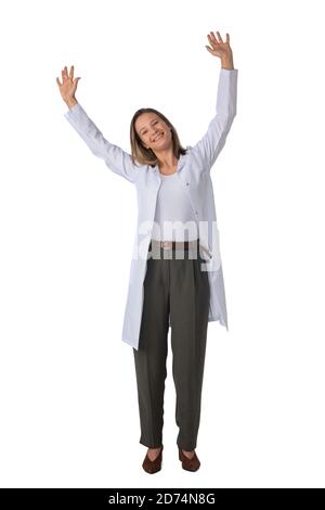 Giovane medico femminile con stetoscopio con braccia sollevate isolate su sfondo bianco ritratto studio a lunghezza intera Foto Stock