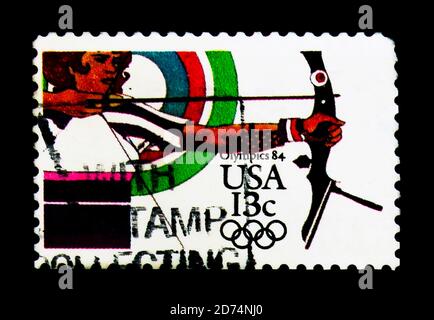 MOSCA, RUSSIA - 24 NOVEMBRE 2017: Un francobollo stampato negli Stati Uniti mostra tiro con l'arco, Giochi Olimpici 1984 - Los Angeles serie, circa 1983 Foto Stock