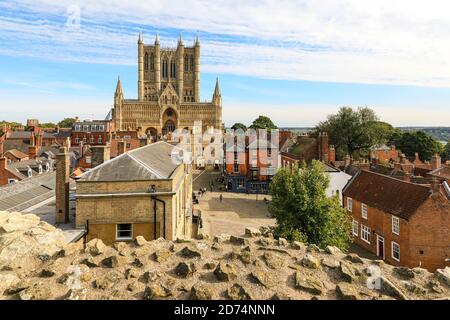 Cattedrale di Lincoln dalle mura del Castello, Città di Lincoln, Lincolnshire, Inghilterra, Regno Unito Foto Stock