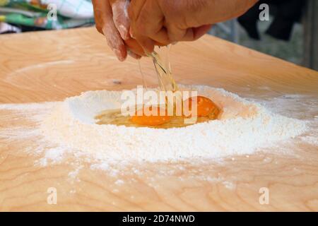 Uova e farina pronte da mescolare, cucina tradizionale Foto Stock
