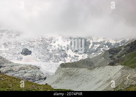 Vista aerea del paesaggio montano sotto Lac de Moiry nelle Alpi svizzere. CH Svizzera. Foto Stock