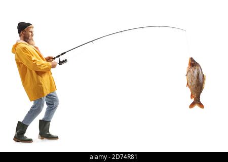 Foto di profilo di lunghezza intera di un pescatore bearded che cattura a. pesce grande isolato su sfondo bianco Foto Stock