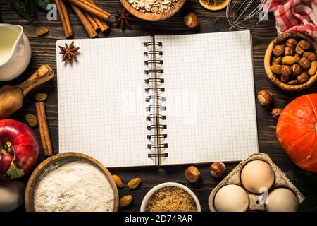 Caduta ingredienti da forno sul tavolo da cucina. Foto Stock