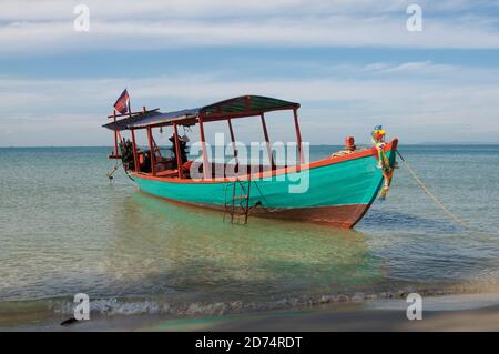 Vista di una tipica barca cambogiana da fiaba ancorata sulla spiaggia di Otres vicino Sihanoukville. Questa barca è utilizzata per il trasferimento turistico dal ma Foto Stock