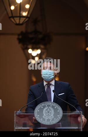 Roma Roma, Italia. 20 Ott 2020. Roma, incontro del Premier Giuseppe Conte con il Presidente del Regno di Spagna Pedro Sanchez nella foto: Giuseppe Conte Credit: Agenzia indipendente di Foto/Alamy Live News Foto Stock