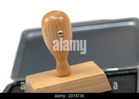 Primo piano di un timbro di legno su un tampone di inchiostro Foto Stock