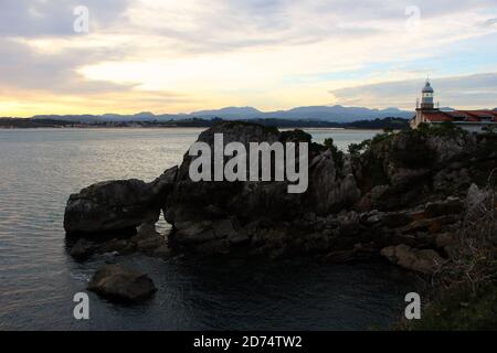 Faro de la Cerda sulla penisola di Magdalena a Dawn Santander Cantabria Spagna ora utilizzato come parte di classe Dell'Università della Cantabria Foto Stock