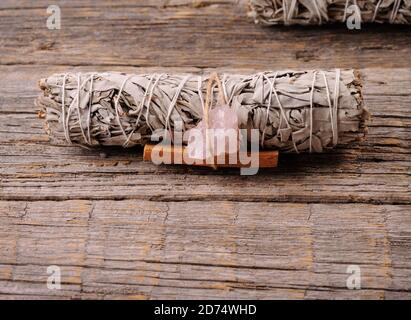 Immagine con fascio di salvia bianca, bastone di palo santo e un cristallo. Equilibrare l'anima. Messa a fuoco selettiva, orientamento orizzontale con spazio per il testo. Foto Stock