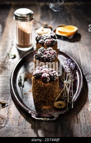 muffin alla frutta al cioccolato dolce. cibo e bevande salutari. mini torta. colazione Foto Stock