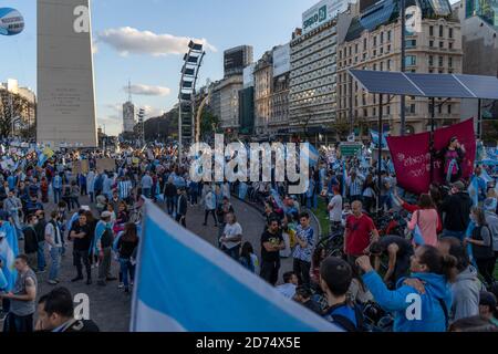 BUENOS AIRES, ARGENTINA - 13 ottobre 2020: Buenos Aires la gente Argentina protestava contro la quarantena e la politica del governo in Argentina Foto Stock