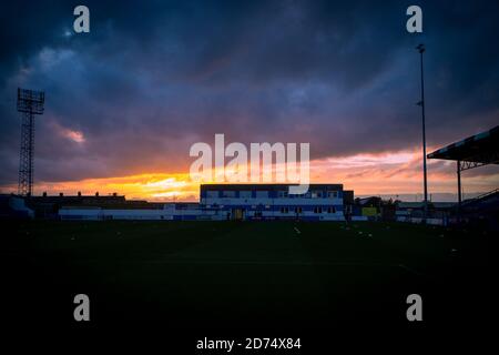 BARROW, INGHILTERRA. 20 OTTOBRE UNA vista generale del tramonto sul terreno durante la partita Sky Bet League 2 tra Barrow e Bolton Wanderers a Holker Street, Barrow-in-Furness martedì 20 ottobre 2020. (Credit: Mark Fletcher | MI News) Credit: MI News & Sport /Alamy Live News Foto Stock