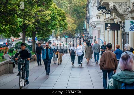 Tbilisi, Georgia - 18 ottobre 2020: Persone che camminano sulla via Rustaveli Avenue Foto Stock