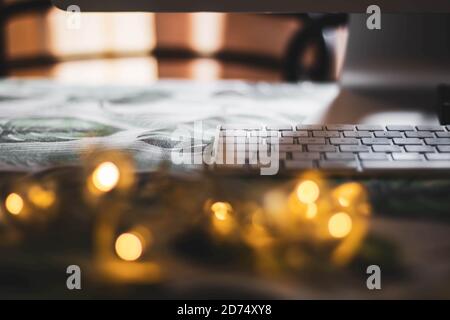 tastiera del computer accanto alle luci di natale sfocate Foto Stock