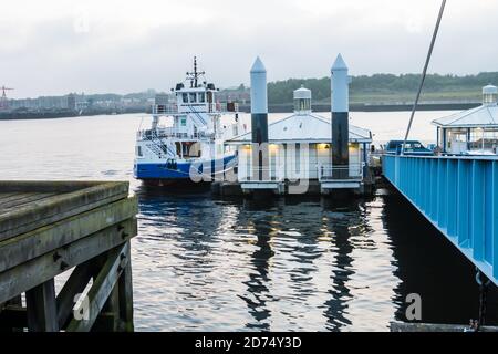 Il traghetto passeggeri 'Pride of the Tyne' attraccò al terminal dei traghetti di South Shields, con vista dalla riva del fiume Tyne Foto Stock