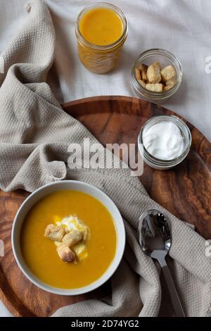 Zuppa di carote di curry fresco con panna acida e crostini Foto Stock