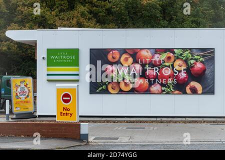 Little Waitrose e i suoi partner acquistano (minimarket) presso una stazione di servizio Shell, Regno Unito Foto Stock