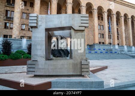 Tbilisi, Georgia - 18 ottobre 2020: Memoriale del 9 aprile e la costruzione del Parlamento della Georgia Foto Stock