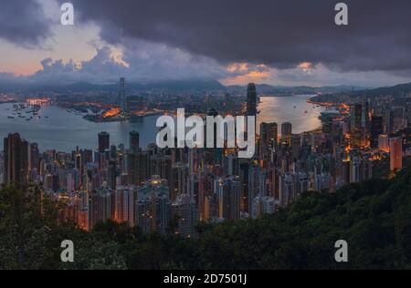 Blu ora prima dell'alba sul porto di Victoria Foto Stock