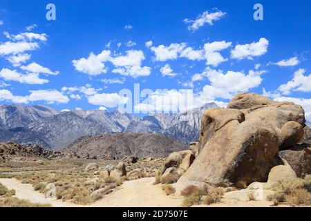 Alcune formazioni rocciose uniche a Alabama Hills con Sierra Nevada sullo sfondo a Lone Pine, California Foto Stock