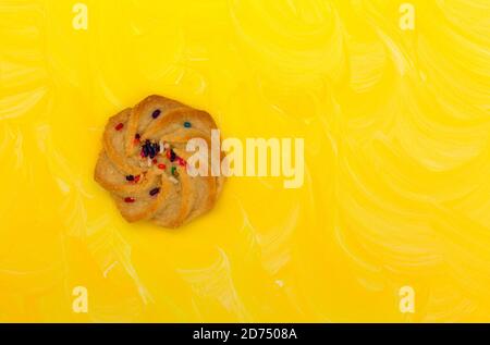 Biscotti shortbread con spolverare su uno sfondo giallo brillante. Foto Stock