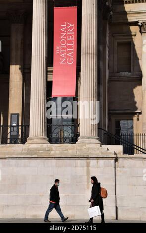 Londra, Regno Unito. 5 Ott 2020. Le persone che indossano un facemaskes come misura preventiva contro il Coronavirus Covid-19 camminano oltre la Galleria Nazionale in Trafalgar Square. Credit: Vuk Valcic/SOPA Images/ZUMA Wire/Alamy Live News Foto Stock