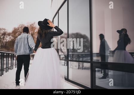 Coppia amorevole in denim e cappello in inverno Foto Stock