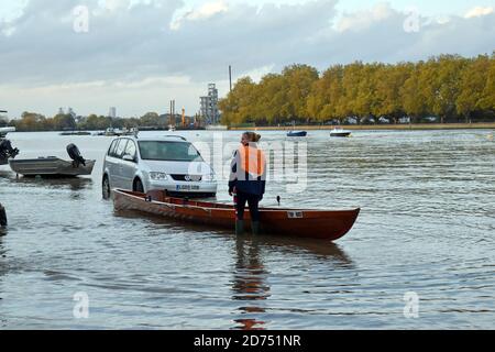 Londra, Regno Unito. 20 Ott 2020. Insolitamente alta marea primaverile sulla strada di Putney Embankment delle inondazioni del Tamigi di fronte ai randelli di canottaggio. Credit: JOHNNY ARMSTEAD/Alamy Live News