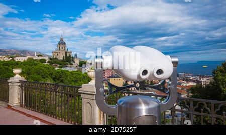 Binocolo pubblico con vista su una bella chiesa di Messina. Foto Stock