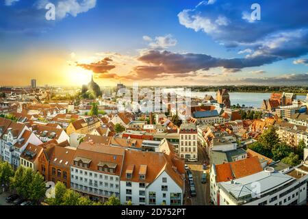 vista panoramica al centro di rostock mentre il tramonto, in germania Foto Stock