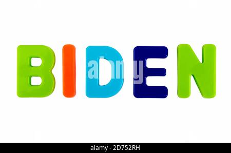 IL candidato presidenziale DEGLI STATI UNITI Joseph Biden cognome scritto in lettere di plastica multicolore su sfondo bianco. Concetto per la campagna elettorale. Foto Stock