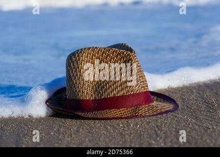 Primo piano di un cappello su un'onda schiumosa Foto Stock