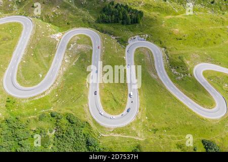 Splendida vista aerea sulle curve del passo di Julier, Svizzera Foto Stock