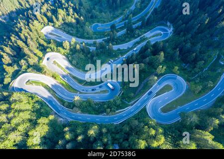 Curve del passo di montagna Majola, colpo di drone, Svizzera Foto Stock