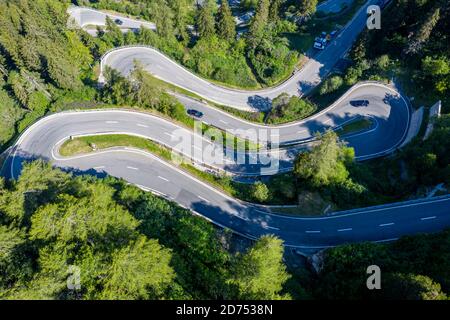 Curve del passo di montagna Majola, colpo di drone, Svizzera Foto Stock