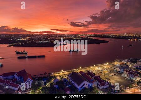 Vista dall'alto di Samut Prakan, Thailandia. Tramonto sul fiume Chao Phraya, cielo arancione. Foto Stock
