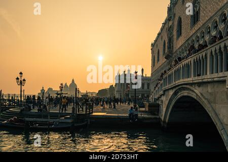 Vista verso la chiesa di Santa Maria della Salute a Venezia, Italia. Foto Stock