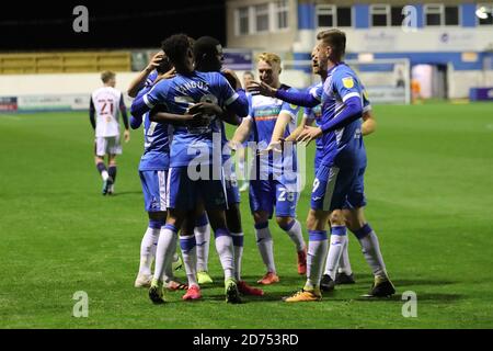 BARROW, INGHILTERRA. IL 20 OTTOBRE Dior Angus di Barrow festeggia con i suoi compagni di squadra dopo aver segnato il loro terzo gol durante la partita Sky Bet League 2 tra Barrow e Bolton Wanderers presso la Holker Street, Barrow-in-Furness martedì 20 ottobre 2020. (Credit: Mark Fletcher | MI News) Credit: MI News & Sport /Alamy Live News Foto Stock