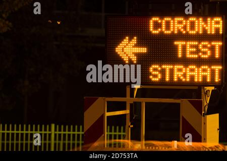 Il cartello olandese ito indica un centro di test notturno ad Arnhem, Paesi Bassi. Traduzione: Teststraat significa strada di prova Foto Stock