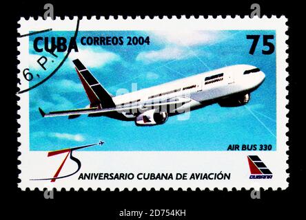 MOSCA, RUSSIA - 25 NOVEMBRE 2017: Un francobollo stampato a Cuba mostra Airbus 330, 75° anniversario della serie Cubana Airline, circa 2004 Foto Stock