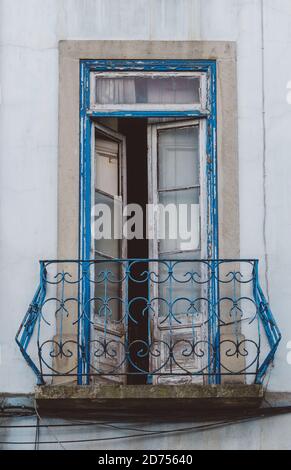 Immagine verticale di un vecchio balcone della casa Foto Stock