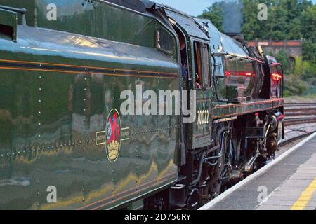 British Railways Standard Class 7, numero 70000 'Britannia', vestito come compagno di classe 70022 'Tornado' sul Saphos Tours Pembroke Coast Express, stand Foto Stock