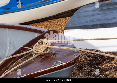 Le corde della barca legavano intorno alla scopata su un vecchio legno barca da pesca Foto Stock