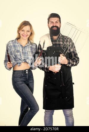 Picnic e barbecue. Uomo barbuto hippster e ragazza pronto per barbecue sfondo bianco. Tempo libero estivo. Festa barbecue cortile. Idee per famiglie per barbecue. Coppia innamorata prepararsi per il barbecue. Foto Stock